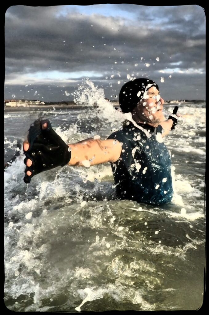 Herve dans la mer lors d'une session de longe côte